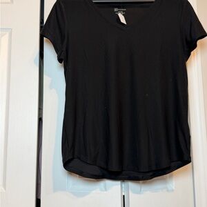 No Boundaries Black V-Neck Short Sleeve Tee